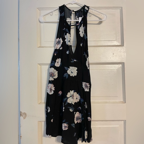 ** NWT ** Kendall & Kylie size XS floral romper - Picture 3 of 3